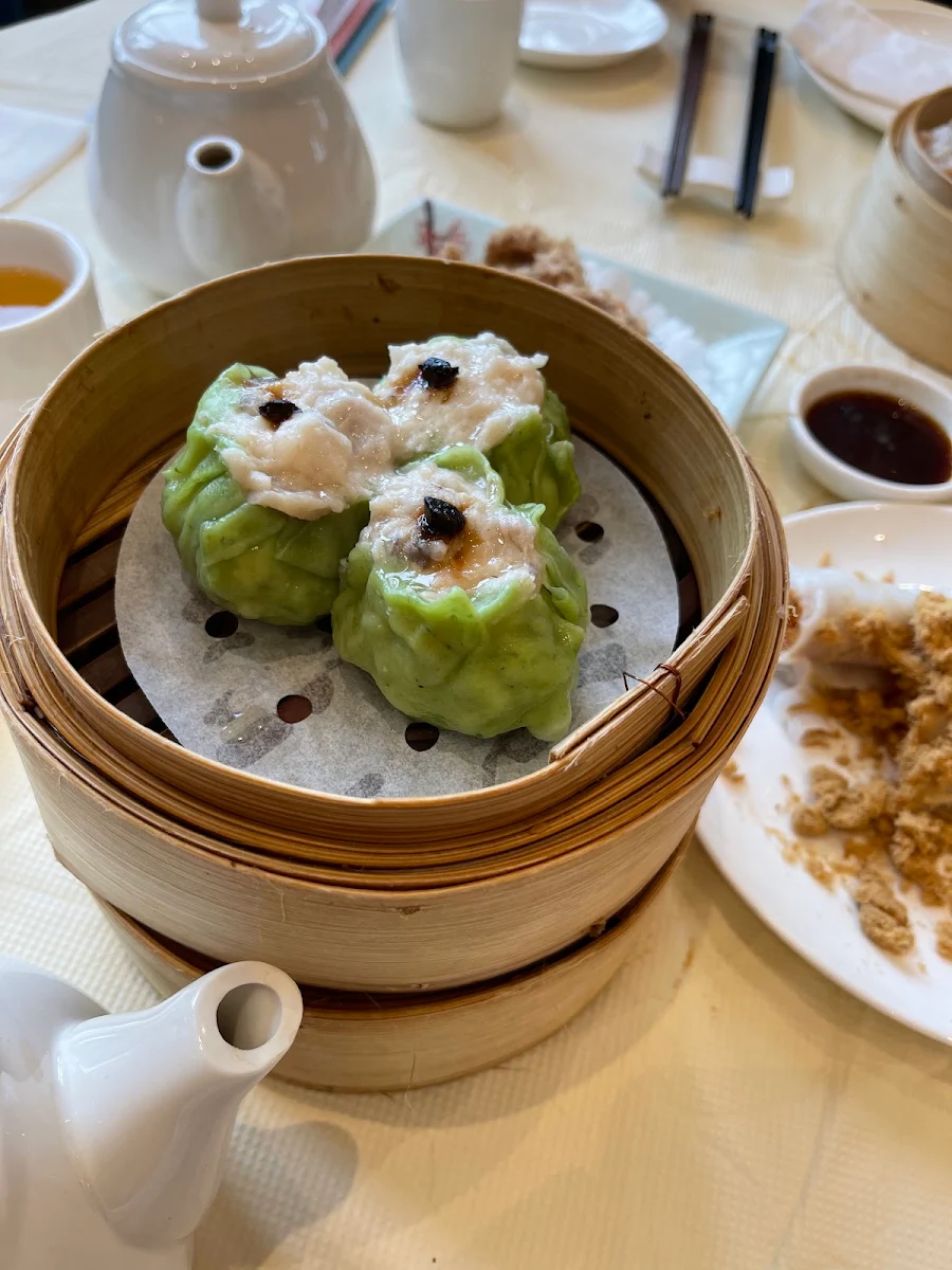 steamed prawn dumplings 时代文华虾饺, New Mandarin Seafood Restaurant